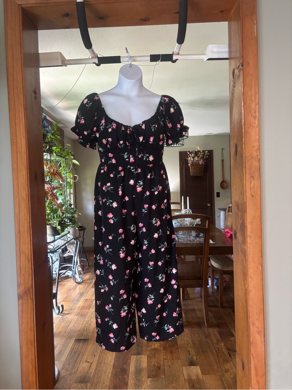 NWT Women’s Floral Puff-Sleeve Jumpsuit in Black with Pink Rose Print Size Large